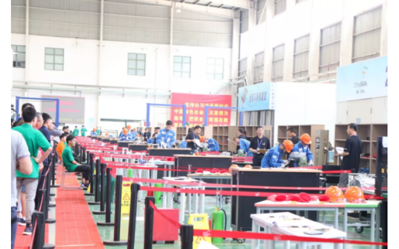 【群雄激戰(zhàn)】新能源汽車檢測(cè)與維修賽項(xiàng)“開戰(zhàn)”，風(fēng)向標(biāo)助力選手亮劍賽場(chǎng)